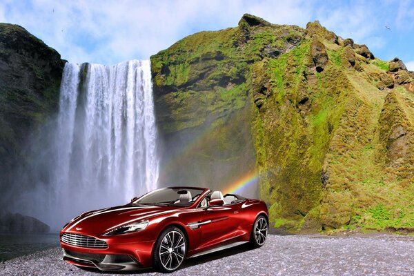 Am schönen Wasserfall stand ein roter Aston Martin