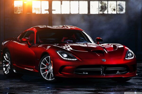 Roter Supersportwagen Dodge Viper SRT 2013