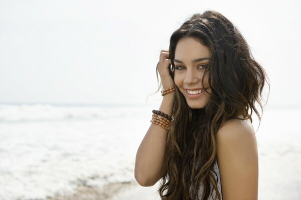 Ragazza sorridente sullo sfondo dell oceano