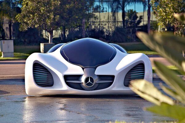 Il piano sportivo Mercedes grigio si muove sulle strade della città