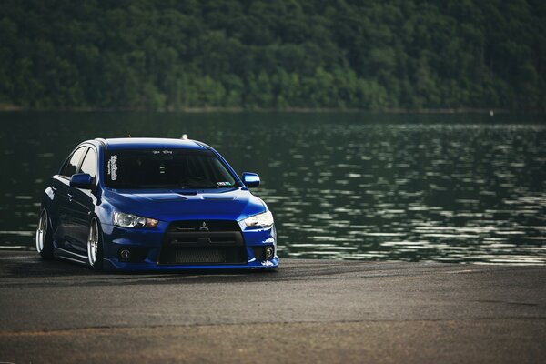 Bleu Mitsubishi sur le lac