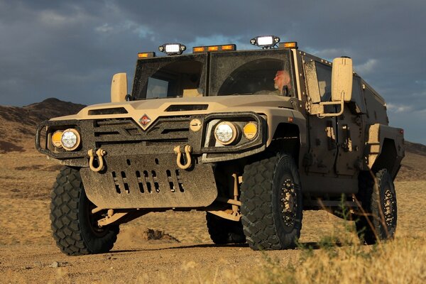 Серый военный автомобиль в пустыне