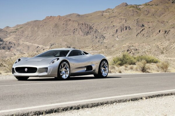 Fondos de pantalla Coche deportivo de alta velocidad en el desierto