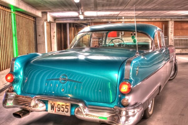 Voiture ancienne poussière dans le garage