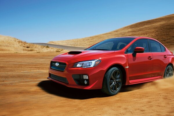 Un coche Subaru de color rojo se precipita por la carretera