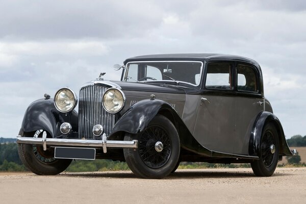 Coche con grandes ruedas y faros