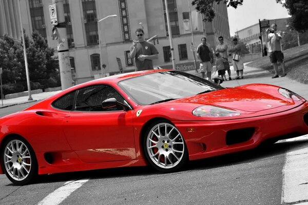 Voiture rouge Ferrari sur fond noir et blanc