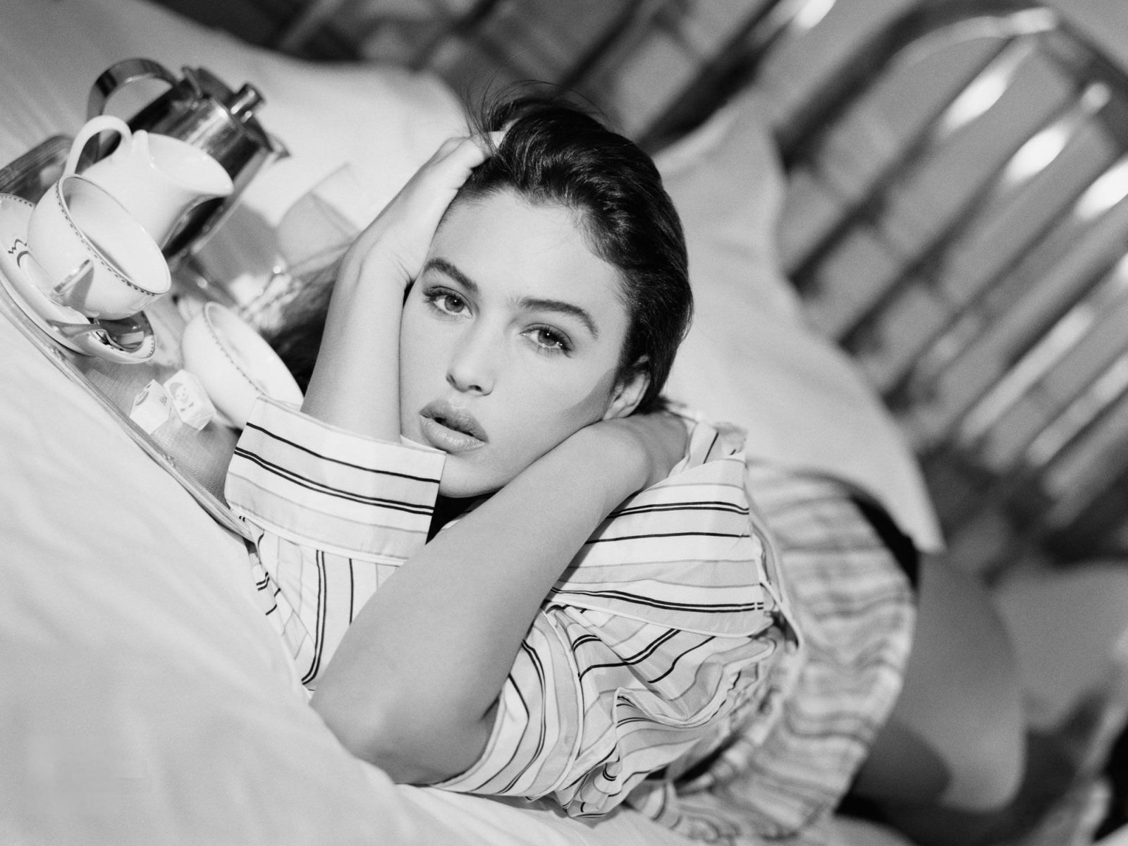 monica bellucci cama blanco y negro café tazas