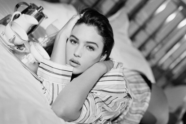 Monica Bellucci im Bett mit Morgenkaffee auf einem Tablett