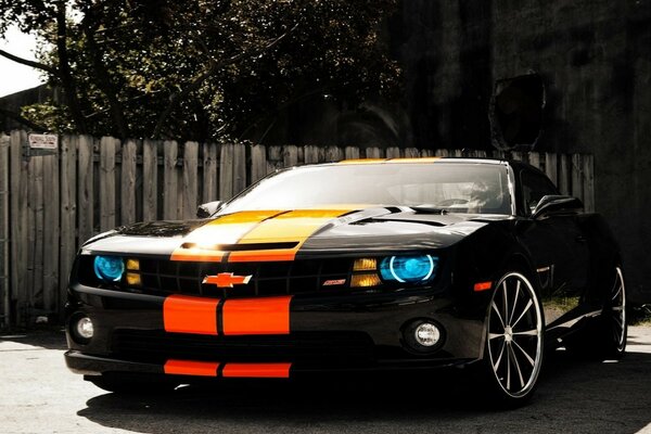 Noir Chevrolet Camaro dans la cour