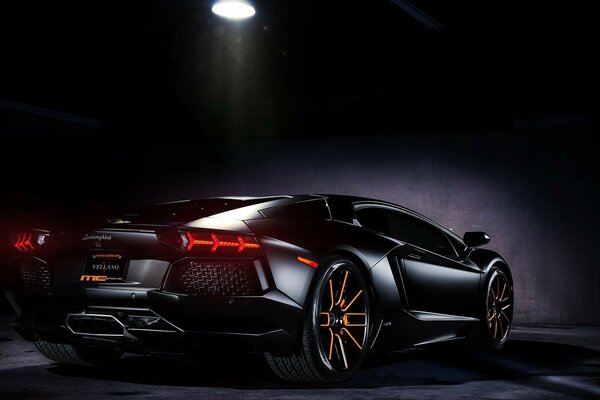 Negro Lamborghini Aventador bajo la luz de la lámpara