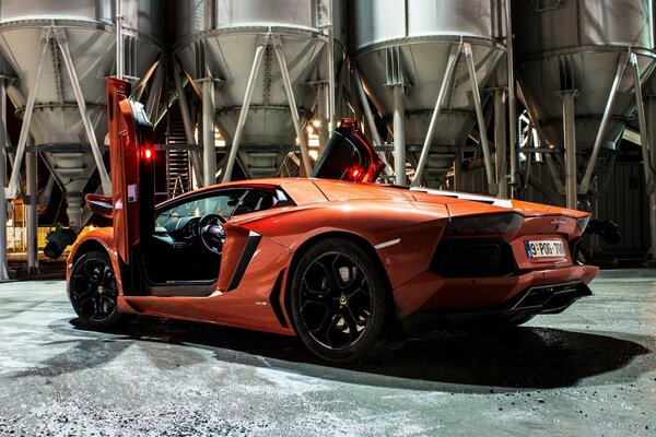 Orange Lamborghini aventodor avec portes ouvertes