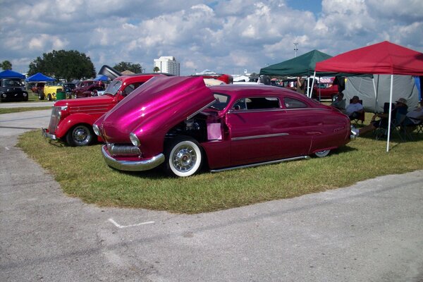 Classique Ford ciel nuages asphalte