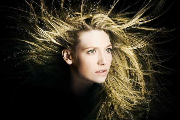 Retrato de una chica con el pelo ondeando