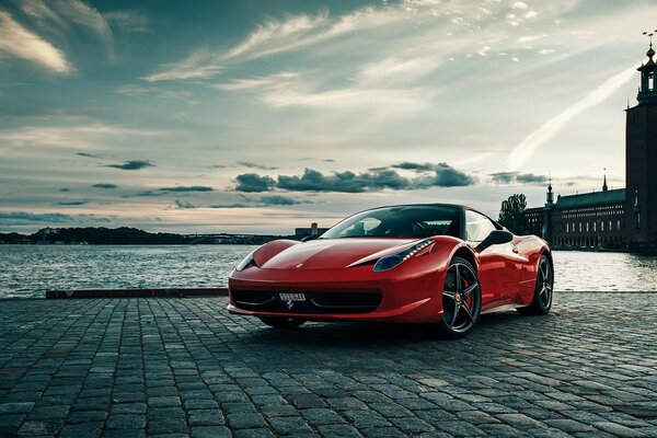 Roter Ferari an der Strandpromenade in Italien