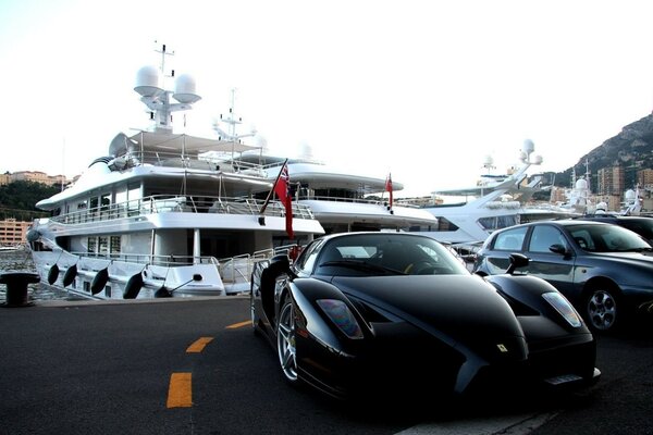 Parcheggio auto sportive a Marina sulla Costa Azzurra