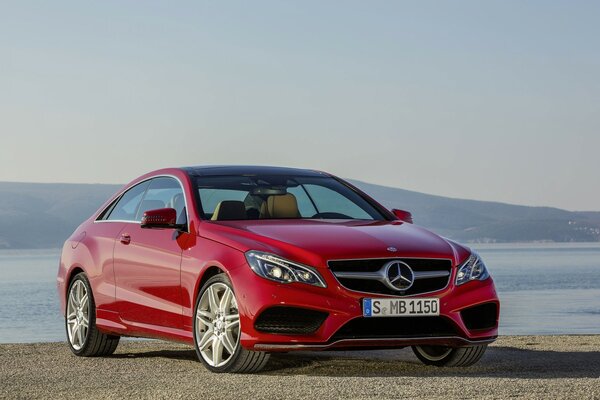 Mercedes Benz rojo en el fondo del mar