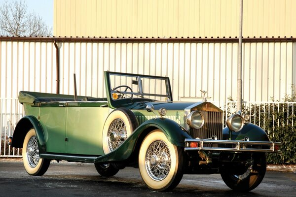 Grande voiture verte Vintage