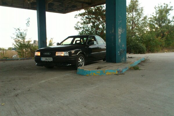 Un Audi deportivo en una gasolinera, una gasolinera abandonada