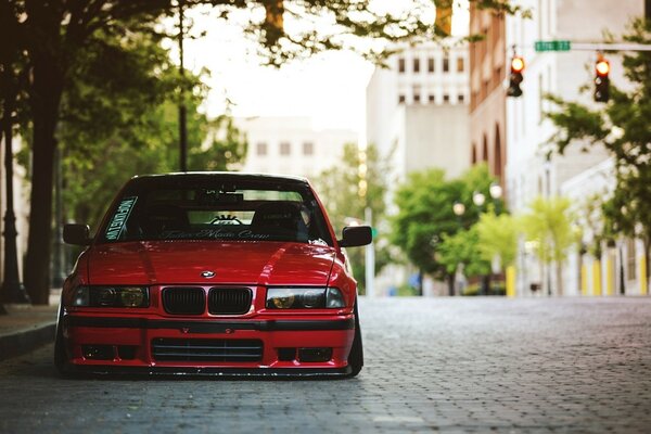 Voiture BMW rouge syntonisée