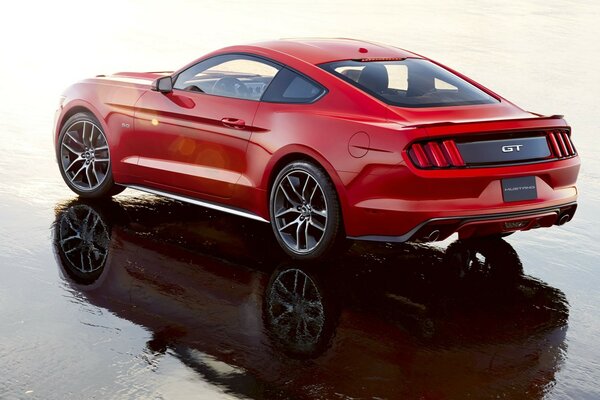 Roter Mustang auf dem Eisgelände
