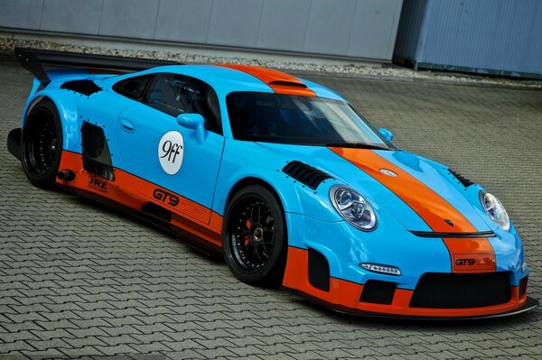 Porsche blu sportiva in garage