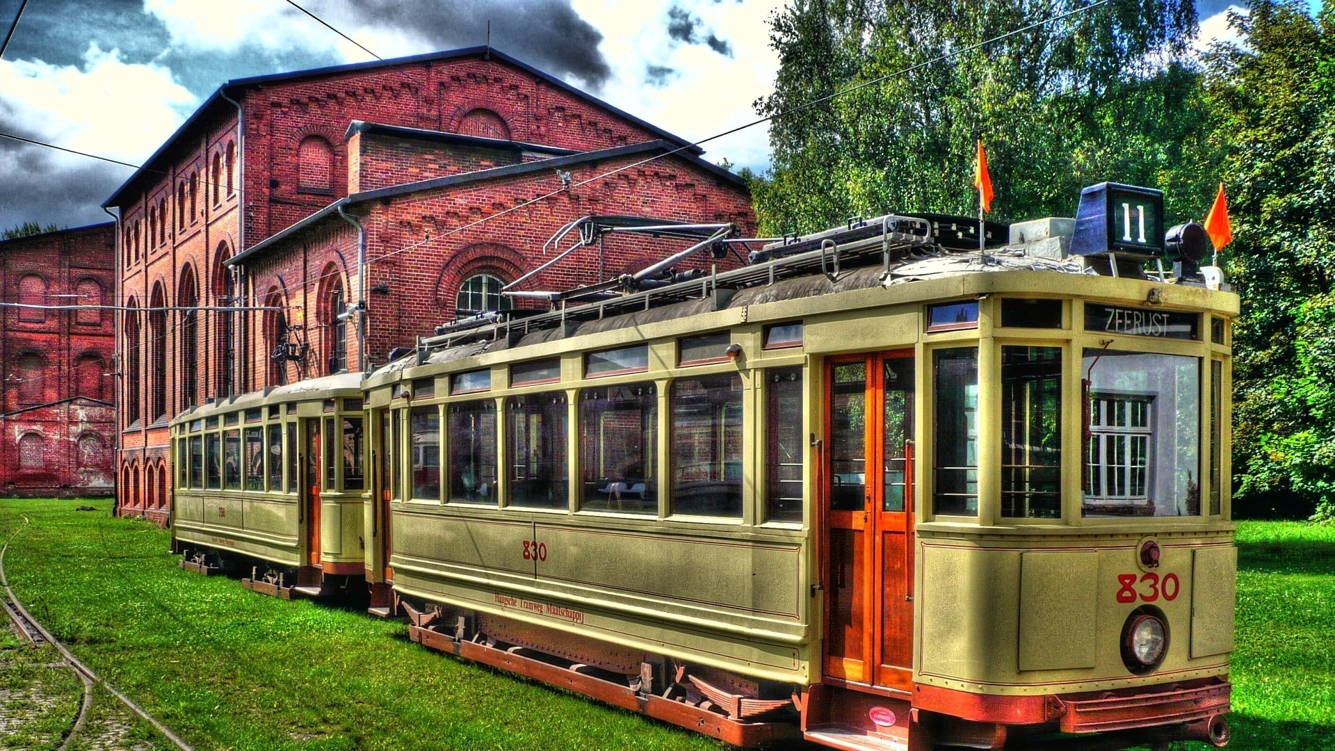 herbe brique cheminement tram entrepôt