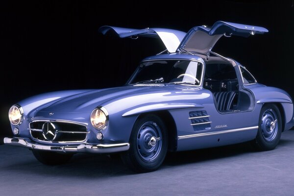 Mercedes-Oldtimer blau mit Türen nach oben