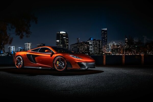 Coche elegante en el fondo de la ciudad nocturna