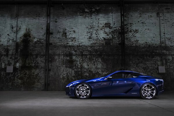 Voiture bleue dans la jungle de béton