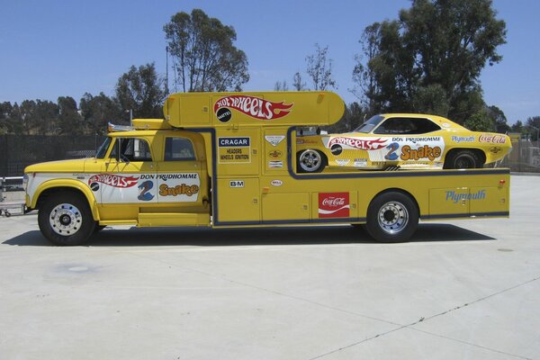 Jaune puissant camion remorqueur Plymouth