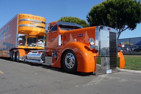 Orange LKW mit ungewöhnlichem Cockpit