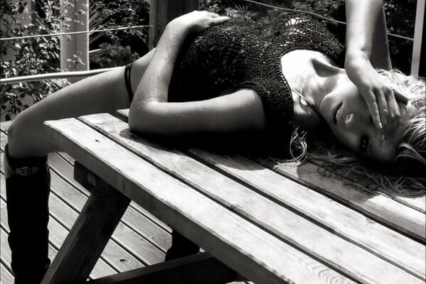 Tara Reid auf einem Schwarz-Weiß-Foto