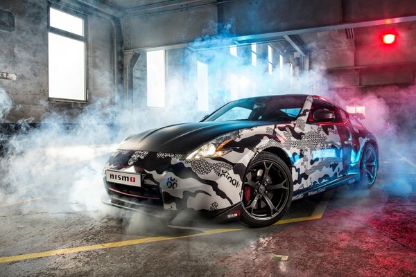 Grauer Nissan mit Airbrush im Drift