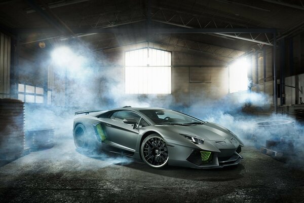 Lamborghini avenodor grigio nell hangar