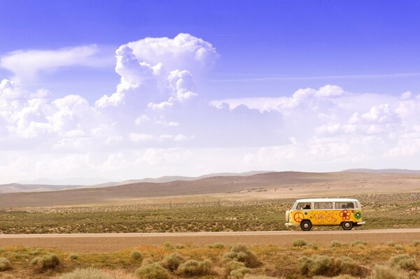 Autobús solitario en la estepa. Nubes increíbles