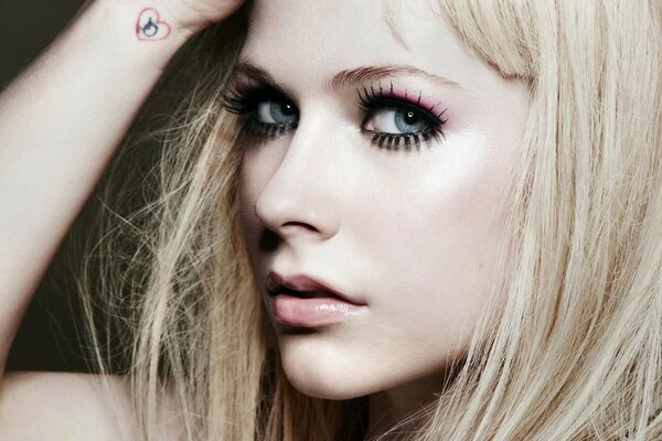 Retrato de Avril Lavigne con una mirada expresiva