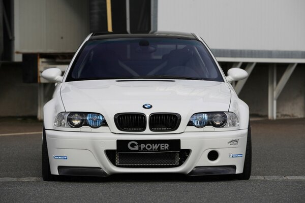 Bianco come la neve, con gli occhi azzurri, sono una BMW, sono sempre con te