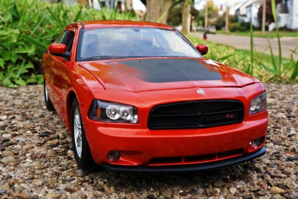 Foto de un coche rojo en el estacionamiento