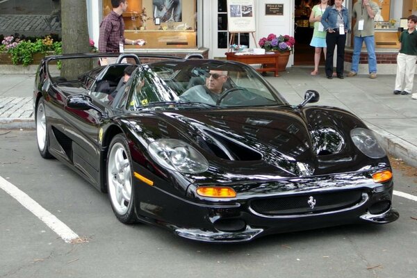 Une voiture rapide et chère de couleur noire