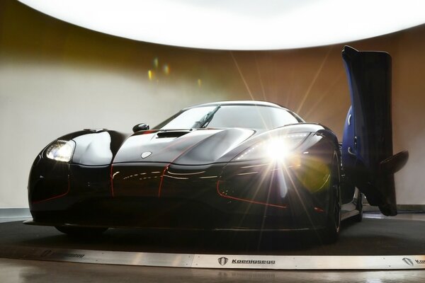 Voiture de sport cool de couleur noire