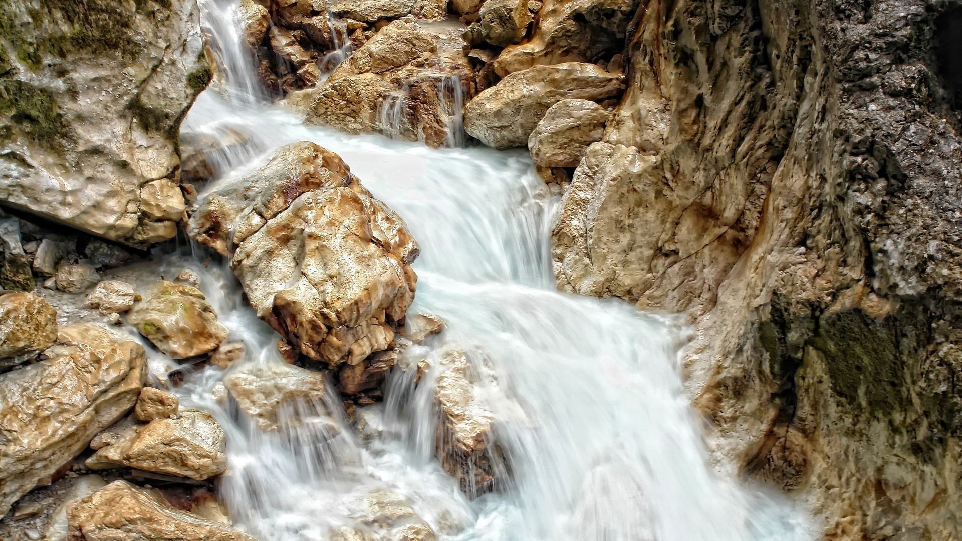 cascada rocas marrones velocidad cascada montañas