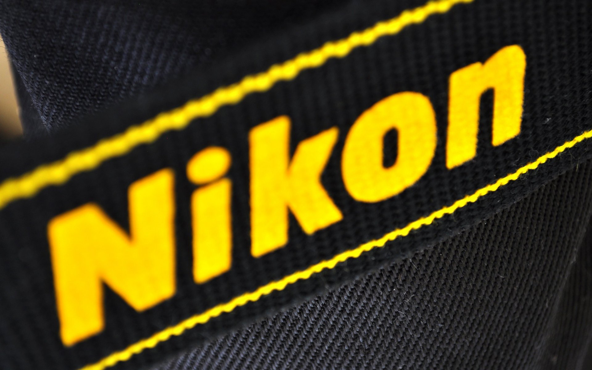 nikon logo giallo nero