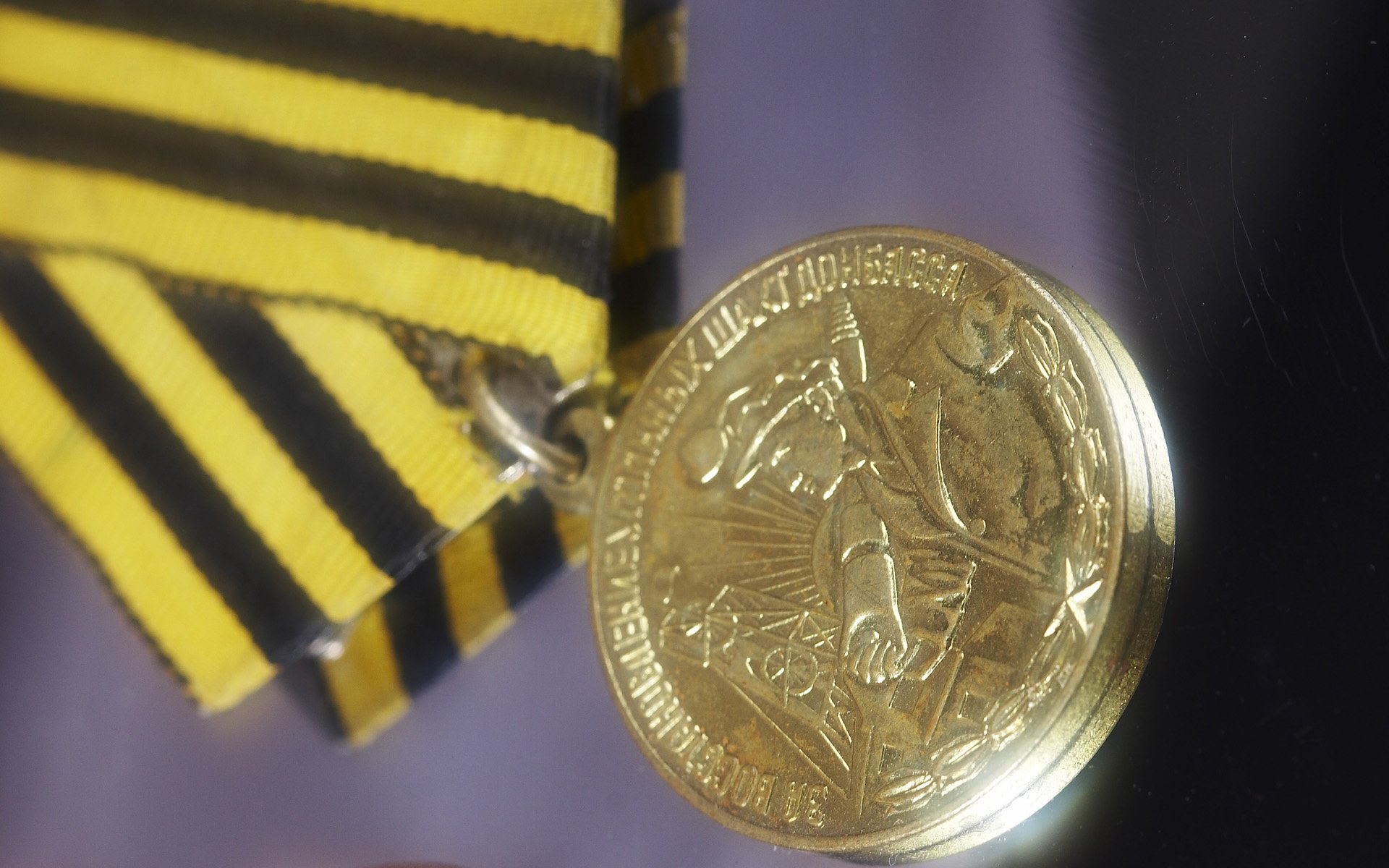 yellow black medal warrior award ussr donba