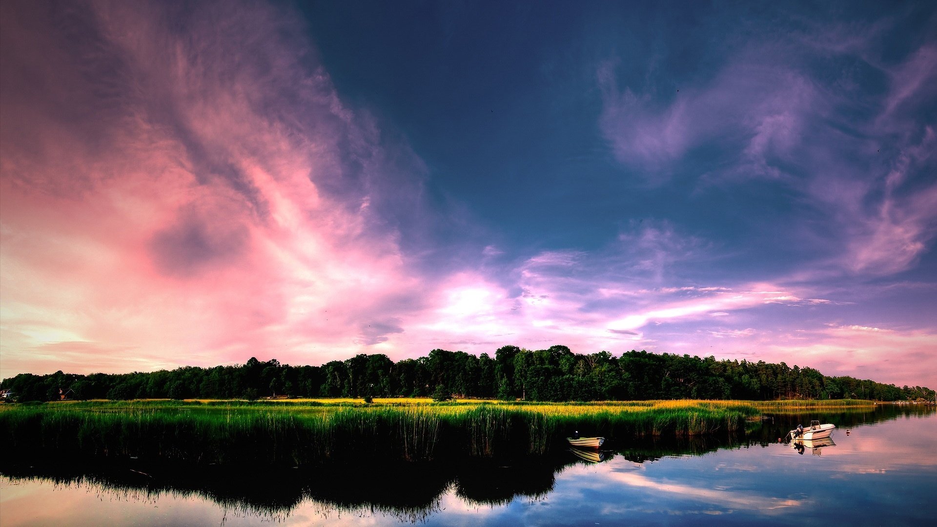 îlot vert crépuscule ciel rose ciel eau forêt rivière arbres bateaux