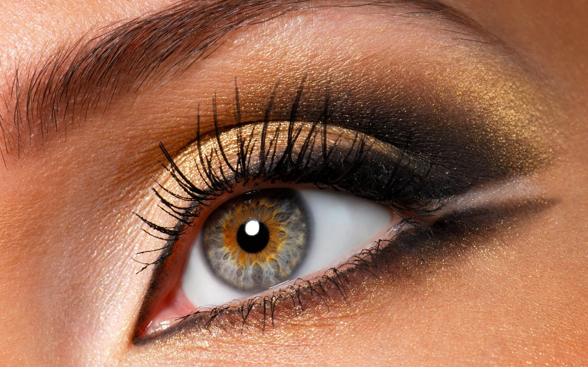 mascara maquillage yeux clairs cils ombres femelle gros plan