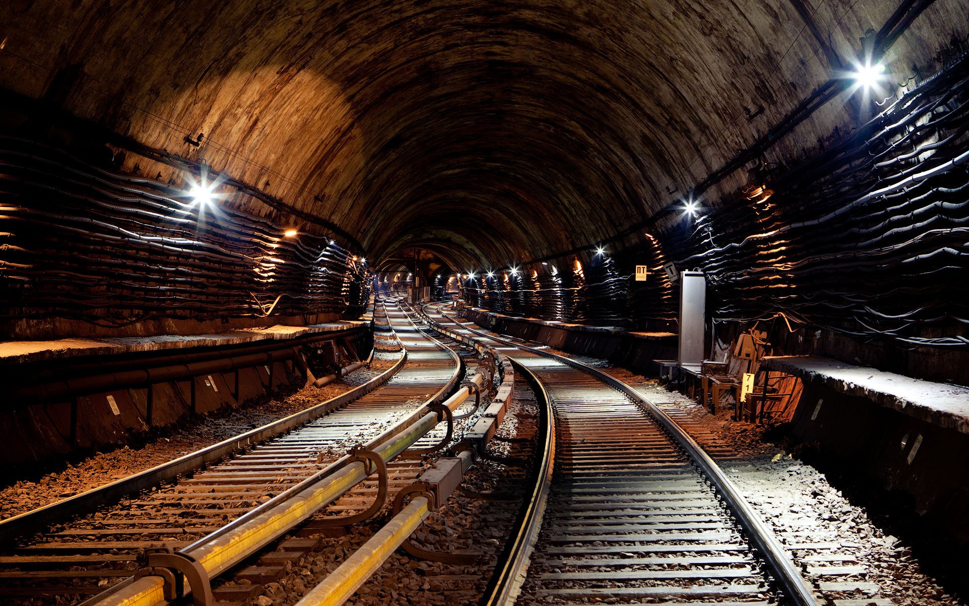 tunnel électricité métro rails