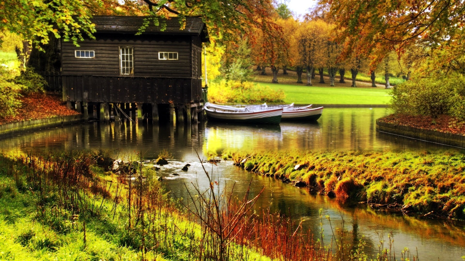 auf dem wasser helle felder försterhaus herbst wasser fluss natur boot land gras ufer haus bäume