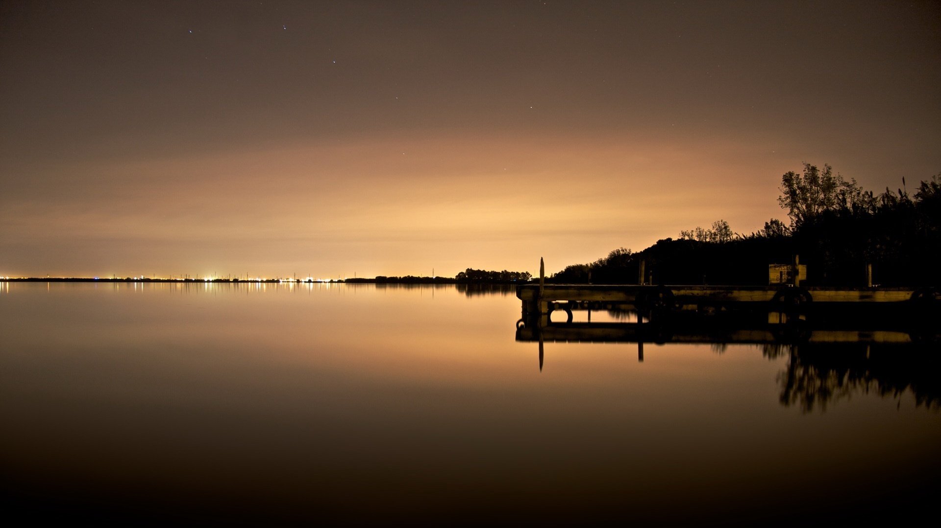 líneas de luces noche lago puesta de sol agua estrellas reflexión superficie luces estructura