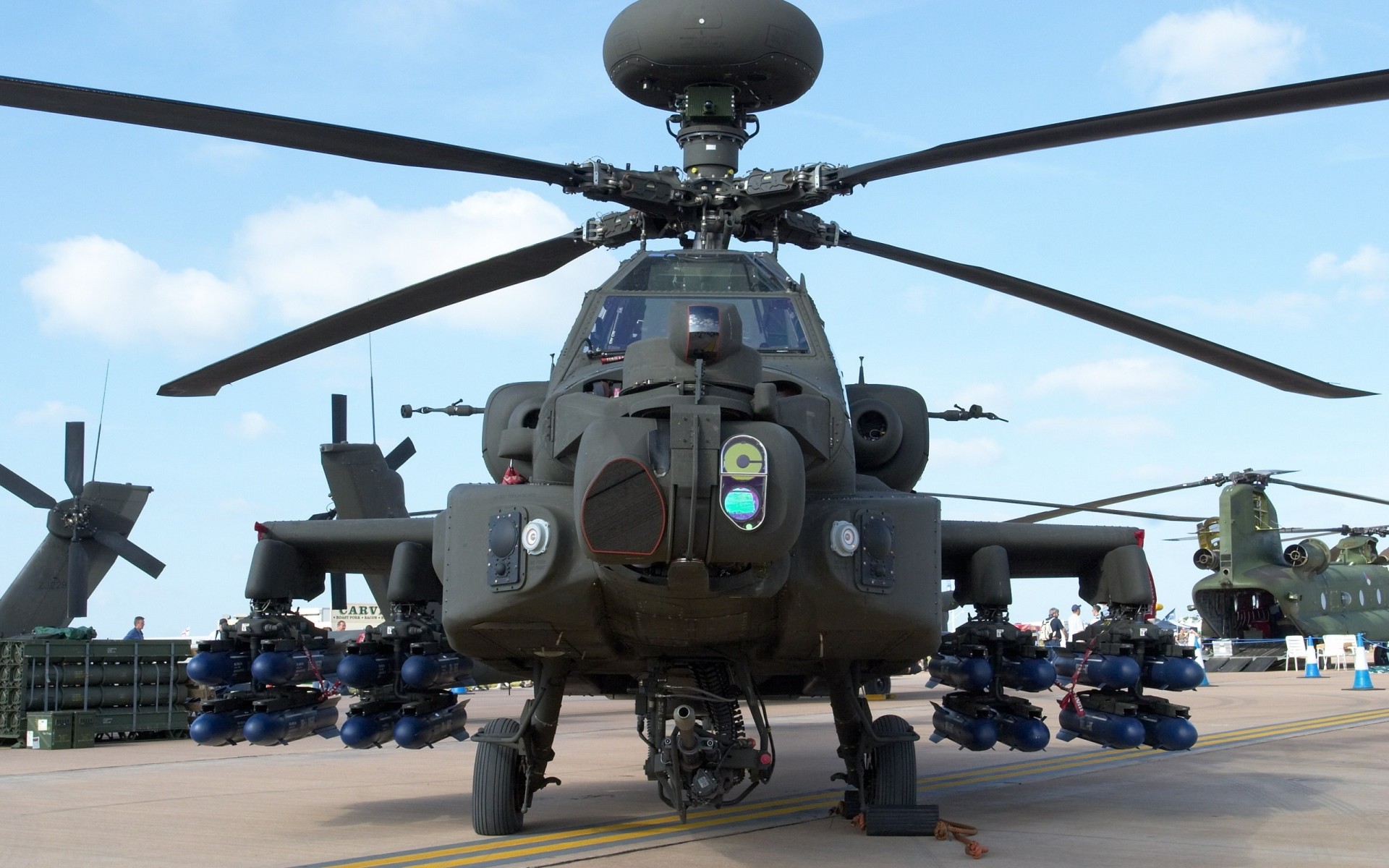 hélicoptère apache base aérienne armement